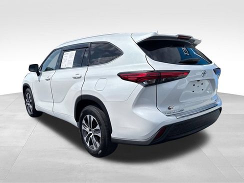 Used 2022 Toyota Highlander XLE FWD image 3