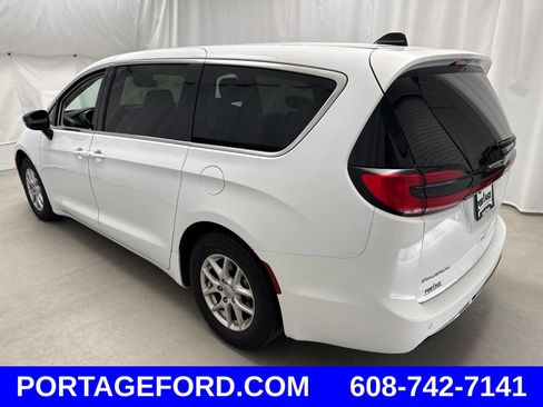 Used 2024 Chrysler Pacifica Touring-L FWD image 4