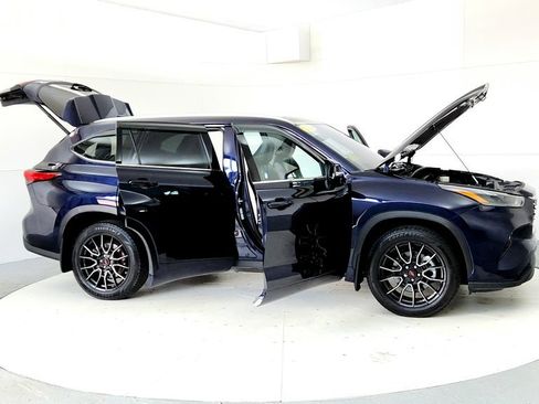 Used 2022 Toyota Highlander XLE AWD/4WD image 12