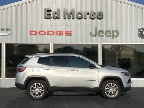 Used 2024 Jeep Compass Latitude AWD/4WD image 2
