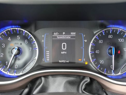 Used 2022 Chrysler Voyager LX image 28