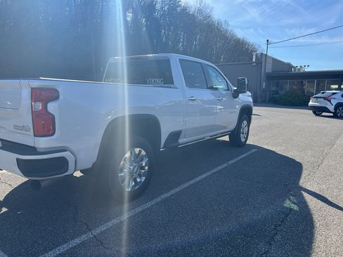 Used 2022 Chevrolet Silverado 2500 High Country w/ Safety Package II image 5