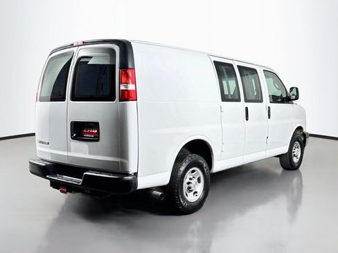 Used 2022 Chevrolet Express 3500 w/ Driver Convenience Package RWD image 5