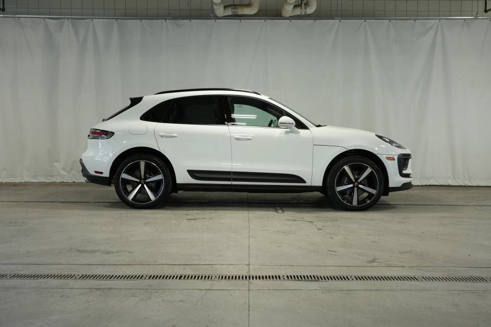 Certified 2026 Porsche Macan AWD/4WD image 8