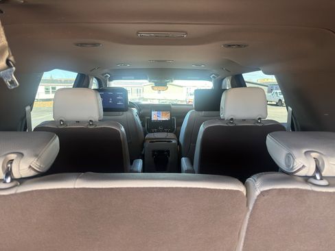 Used 2025 GMC Yukon XL Denali w/ Advanced Technology Package image 29