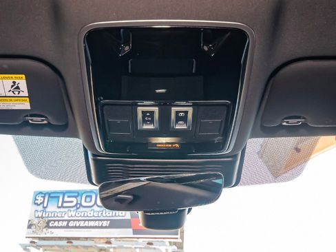 Used 2025 Land Rover Range Rover Velar Dynamic SE image 17