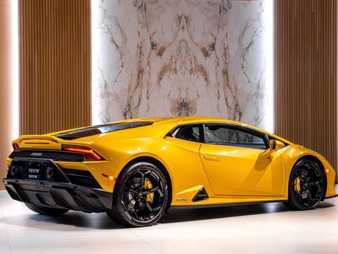 Used 2021 Lamborghini Huracan EVO RWD image 3