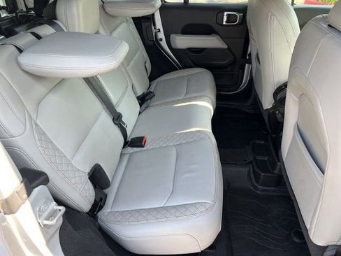 Used 2022 Jeep Wrangler Unlimited Sahara image 17