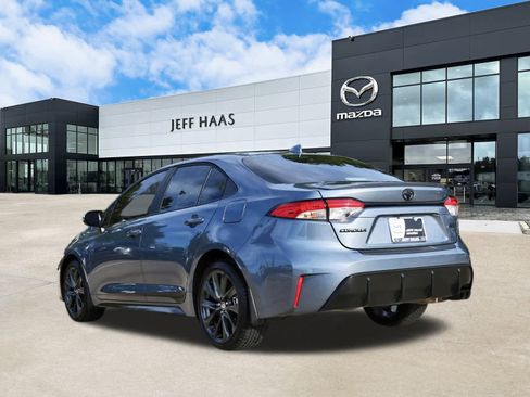 Used 2025 Toyota Corolla SE image 2