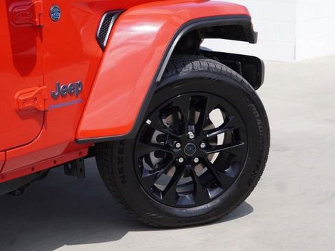 Used 2025 Jeep Wrangler Unlimited Sahara w/ Safety Group AWD/4WD image 9