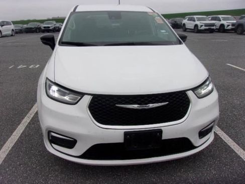 Used 2024 Chrysler Pacifica Touring-L image 2