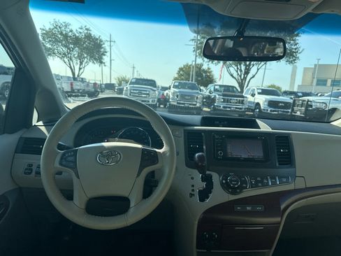 Used 2014 Toyota Sienna XLE FWD image 7