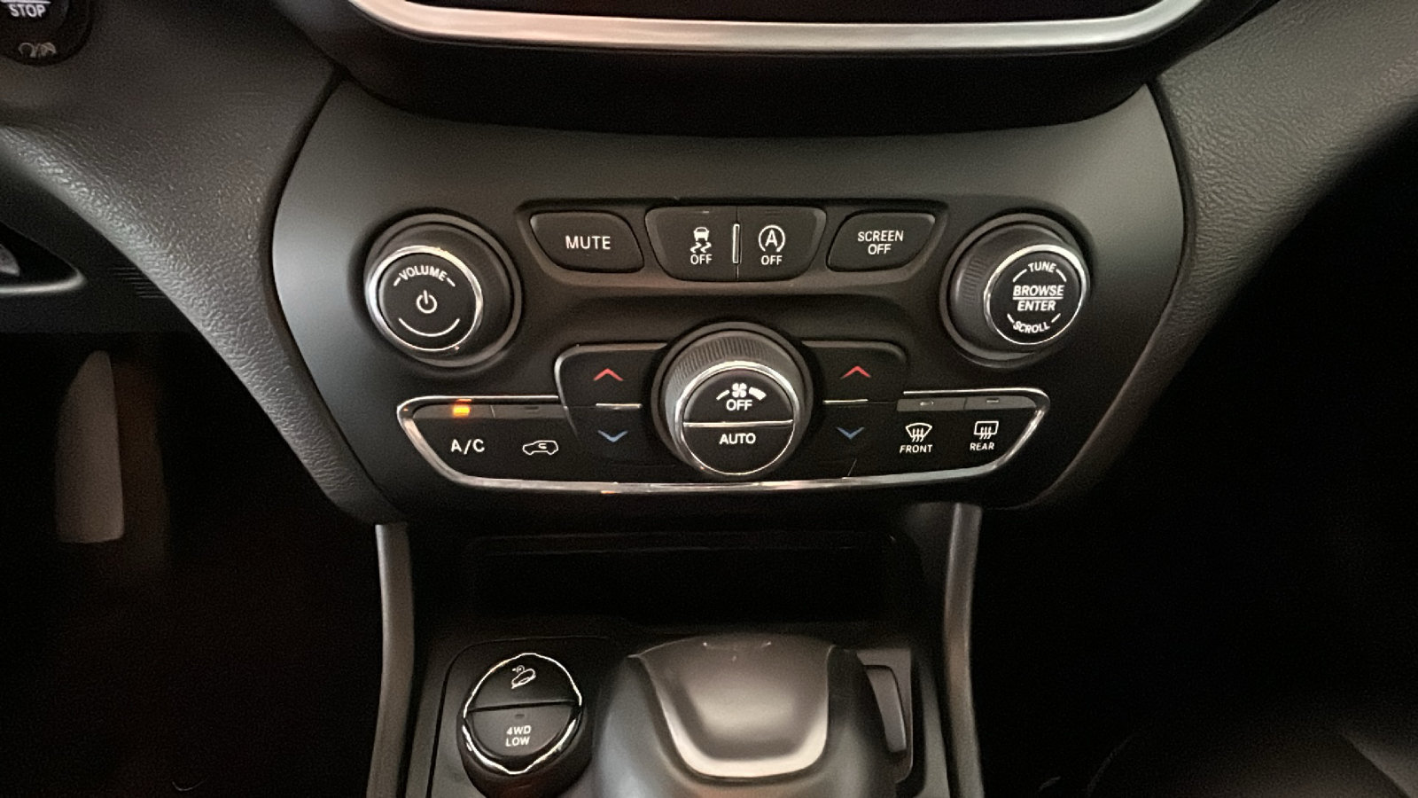 Used 2019 Jeep Cherokee Latitude Plus w/ Comfort/Convenience Group AWD/4WD image 27