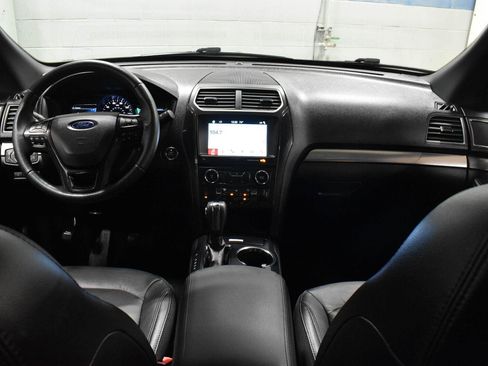 Used 2018 Ford Explorer XLT w/ Equipment Group 202A AWD/4WD image 7