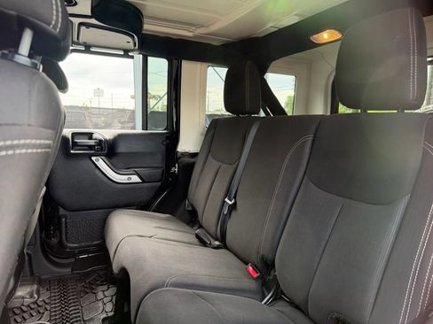Used 2018 Jeep Wrangler Unlimited Sahara AWD/4WD image 21