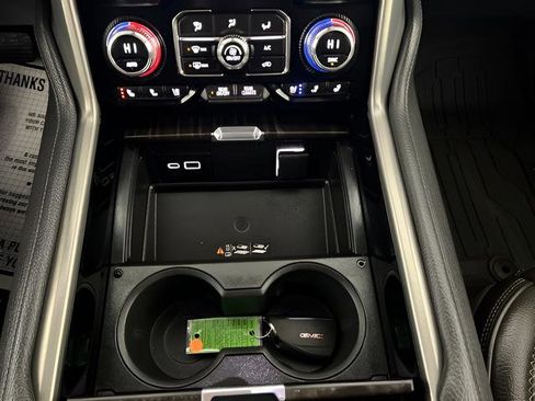 Used 2021 GMC Yukon Denali w/ Denali Premium Package image 28