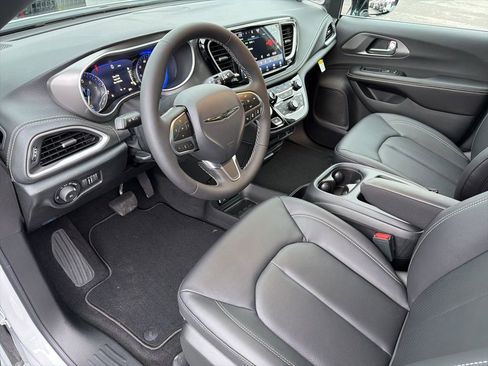 New 2026 Chrysler Pacifica Select FWD image 31