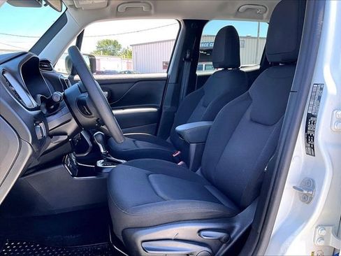 Used 2023 Jeep Renegade Latitude AWD/4WD image 10