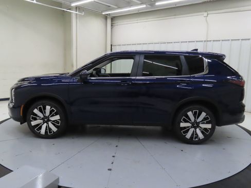 New 2025 Mitsubishi Outlander SE image 6