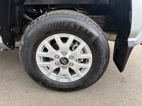 Used 2025 Toyota Tacoma SR5 AWD/4WD image 33