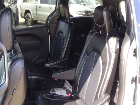 Certified 2025 Chrysler Pacifica Select image 12