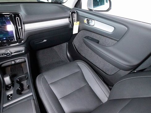 Certified 2025 Volvo XC40 B5 Core w/ Climate Package image 7