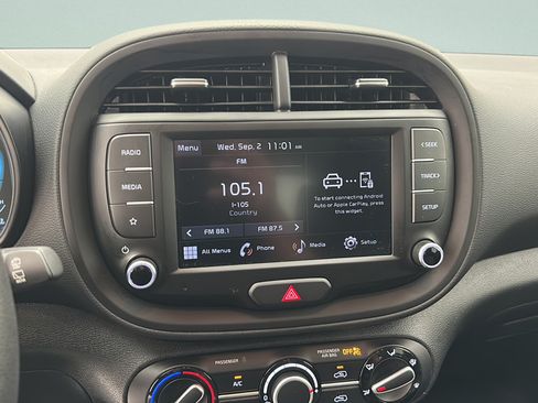 Used 2025 Kia Soul LX w/ LX Technology Package FWD image 17