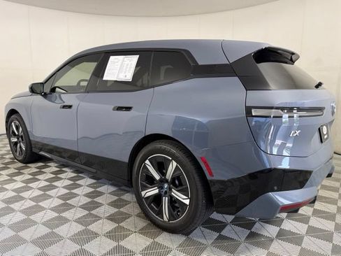 Used 2023 BMW iX xDrive50 w/ Sport Package AWD/4WD image 4