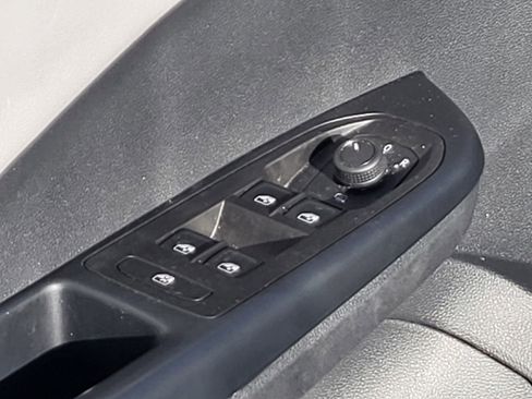 Certified 2024 Volkswagen Taos SE w/ Panoramic Sunroof Package image 15