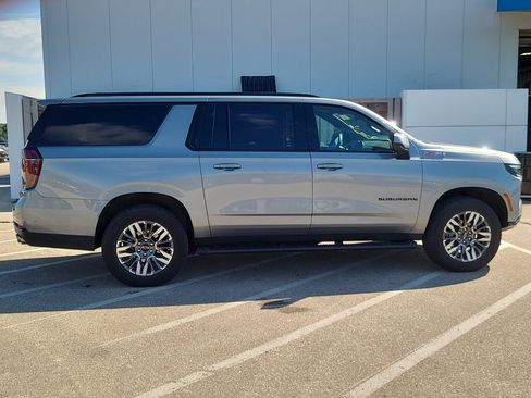 Used 2025 Chevrolet Suburban Z71 AWD/4WD image 7