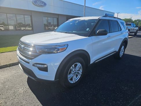 Used 2022 Ford Explorer XLT w/ Equipment Group 202A AWD/4WD image 2