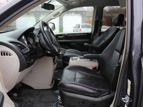 Used 2014 Chrysler Town & Country Touring image 23