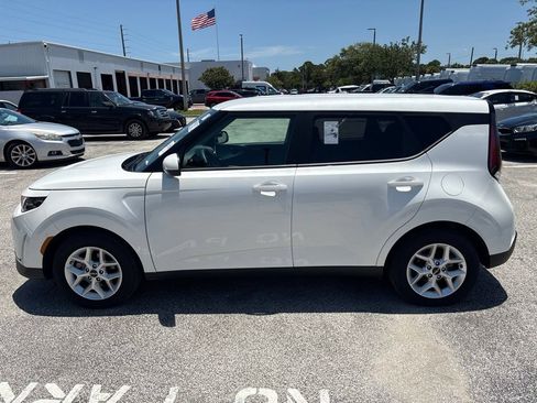 Used 2025 Kia Soul LX w/ LX Technology Package FWD image 2