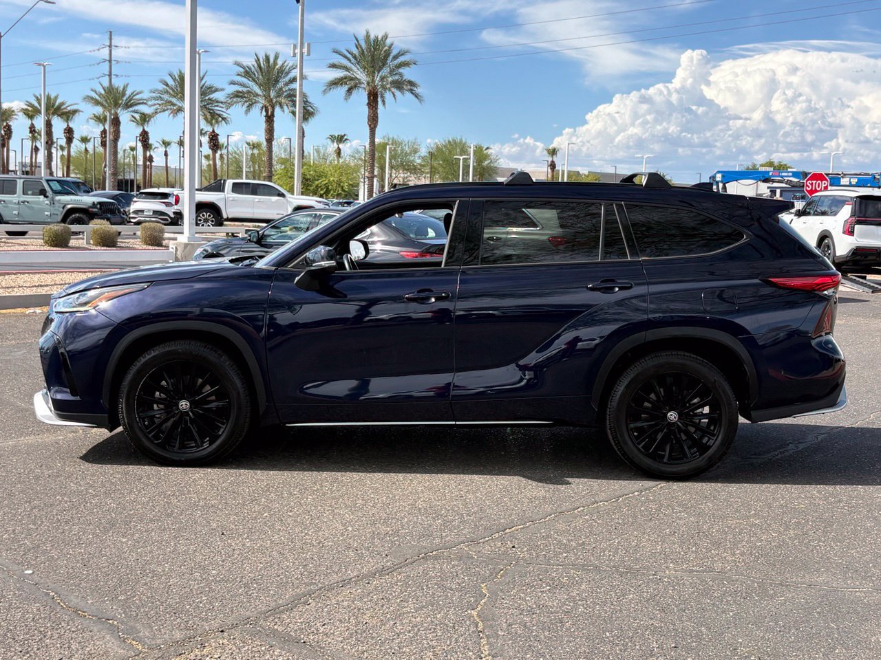 Used 2023 Toyota Highlander XSE FWD image 3