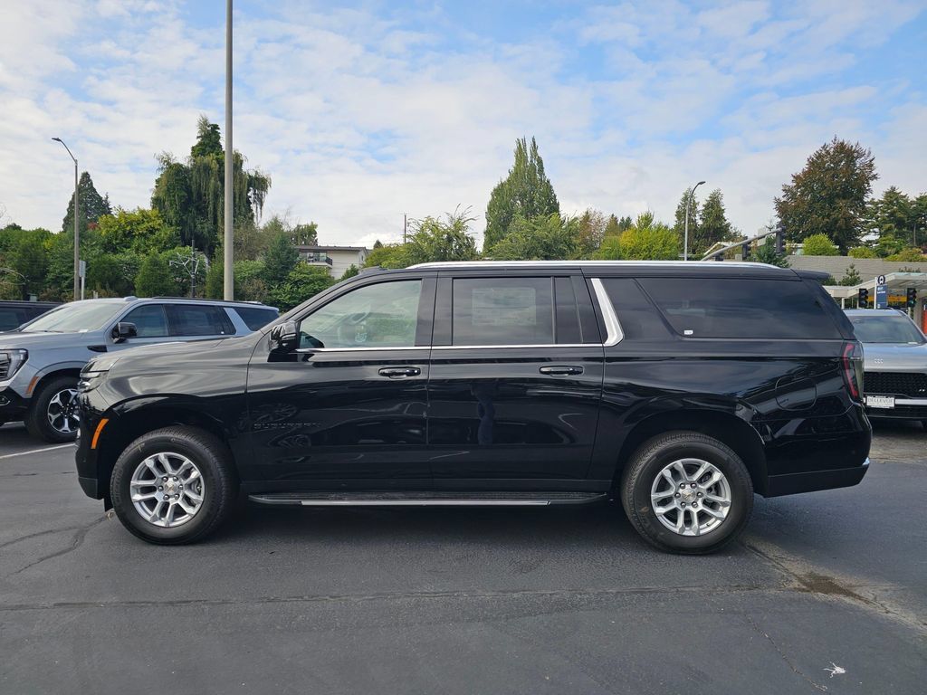 New 2026 Chevrolet Suburban LT w/ Comfort Package AWD/4WD image 4