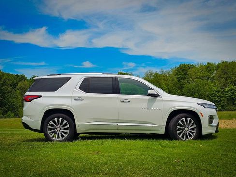 Used 2023 Chevrolet Traverse Premier AWD/4WD image 3