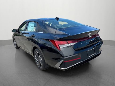 Used 2024 Hyundai Elantra SEL w/ Convenience Package image 3