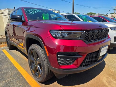 Used 2025 Jeep Grand Cherokee Altitude AWD/4WD image 4