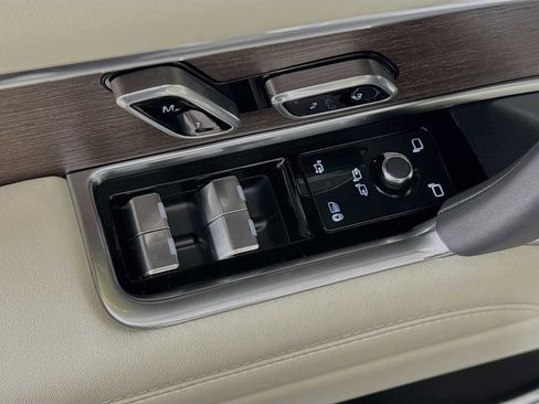 New 2025 Land Rover Range Rover SE image 19