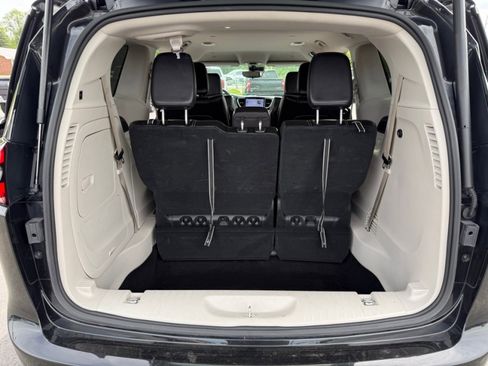 Used 2023 Chrysler Pacifica Touring-L FWD image 32