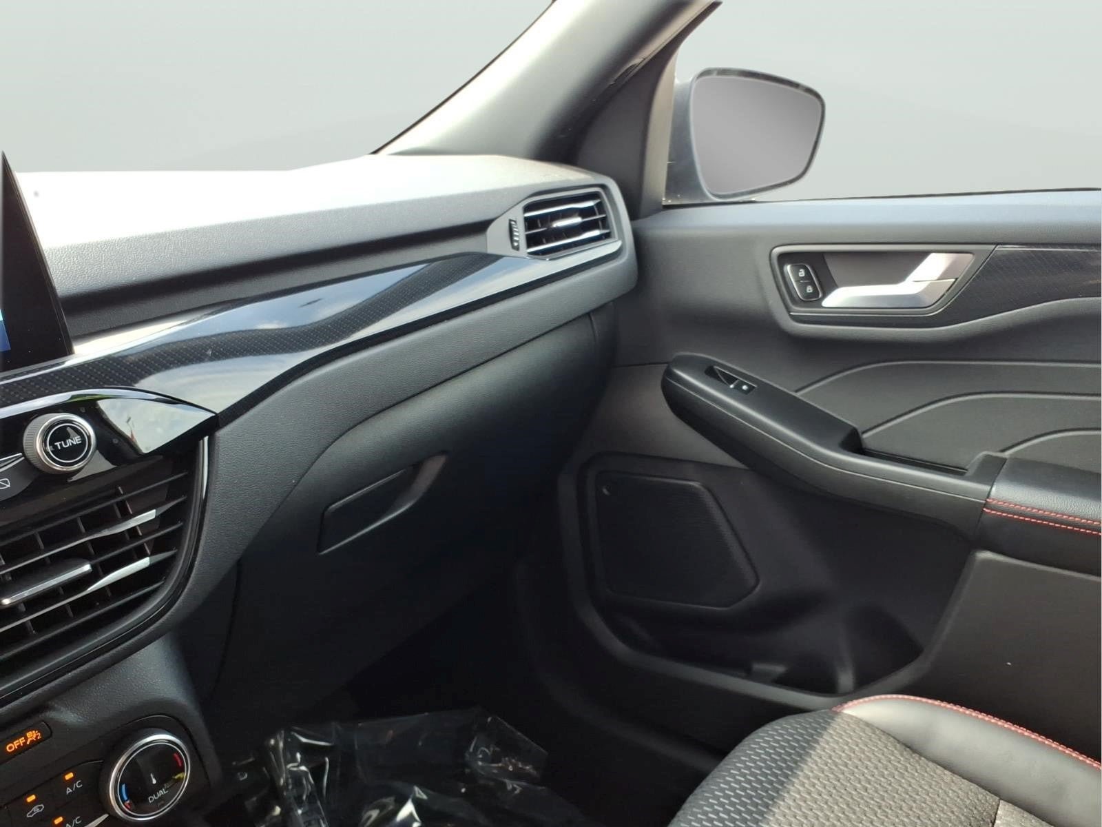Used 2024 Ford Escape ST-Line w/ Cold Weather Package FWD image 19