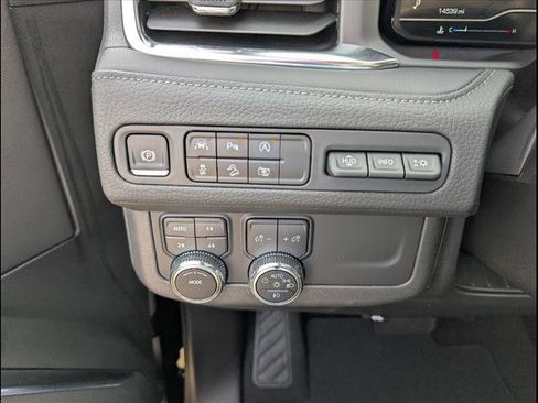 Used 2024 GMC Yukon XL Denali image 14