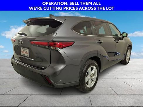 Used 2023 Toyota Highlander LE FWD image 8