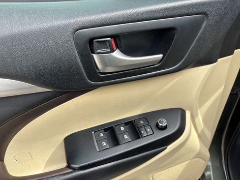 Used 2019 Toyota Highlander XLE image 16