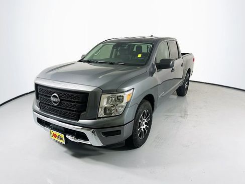 Used 2023 Nissan Titan SV image 5