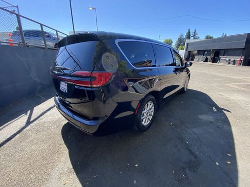 Used 2024 Chrysler Pacifica Touring-L FWD image 6