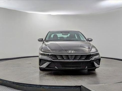 Used 2025 Hyundai Elantra SE image 12