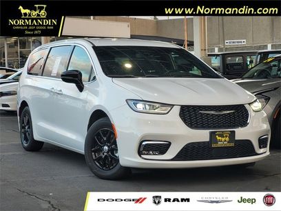 Certified 2025 Chrysler Pacifica Select