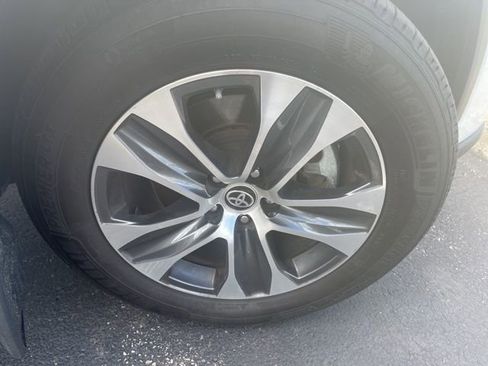 Used 2024 Toyota Highlander XLE image 11