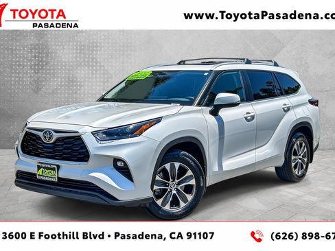 Used 2024 Toyota Highlander XLE FWD image 1